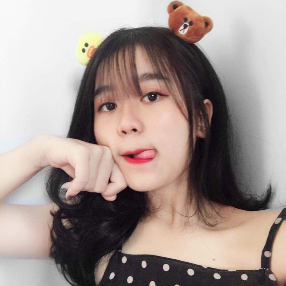 You are currently viewing Hình Đẹp Cô Gái Khám Phá Vẻ Đẹp Kỳ Lạ Của Tự Nhiên Và Nghệ Thuật