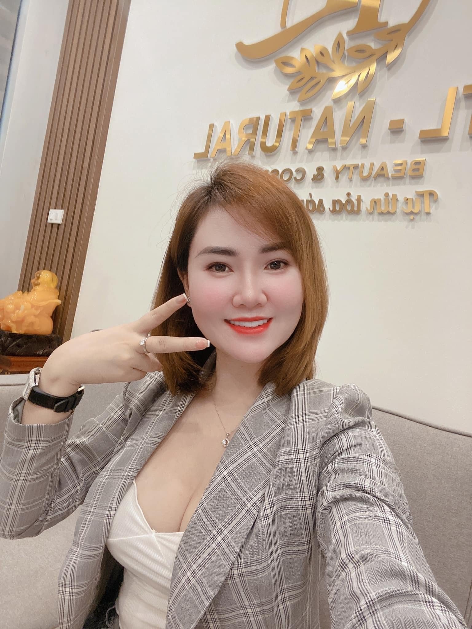 You are currently viewing Hình Gái Đẹp Che Mặt Vẻ Đẹp Gợi Cảm Được Tôn Vinh Trong Thế Giới Thời Trang Hiện Đại
