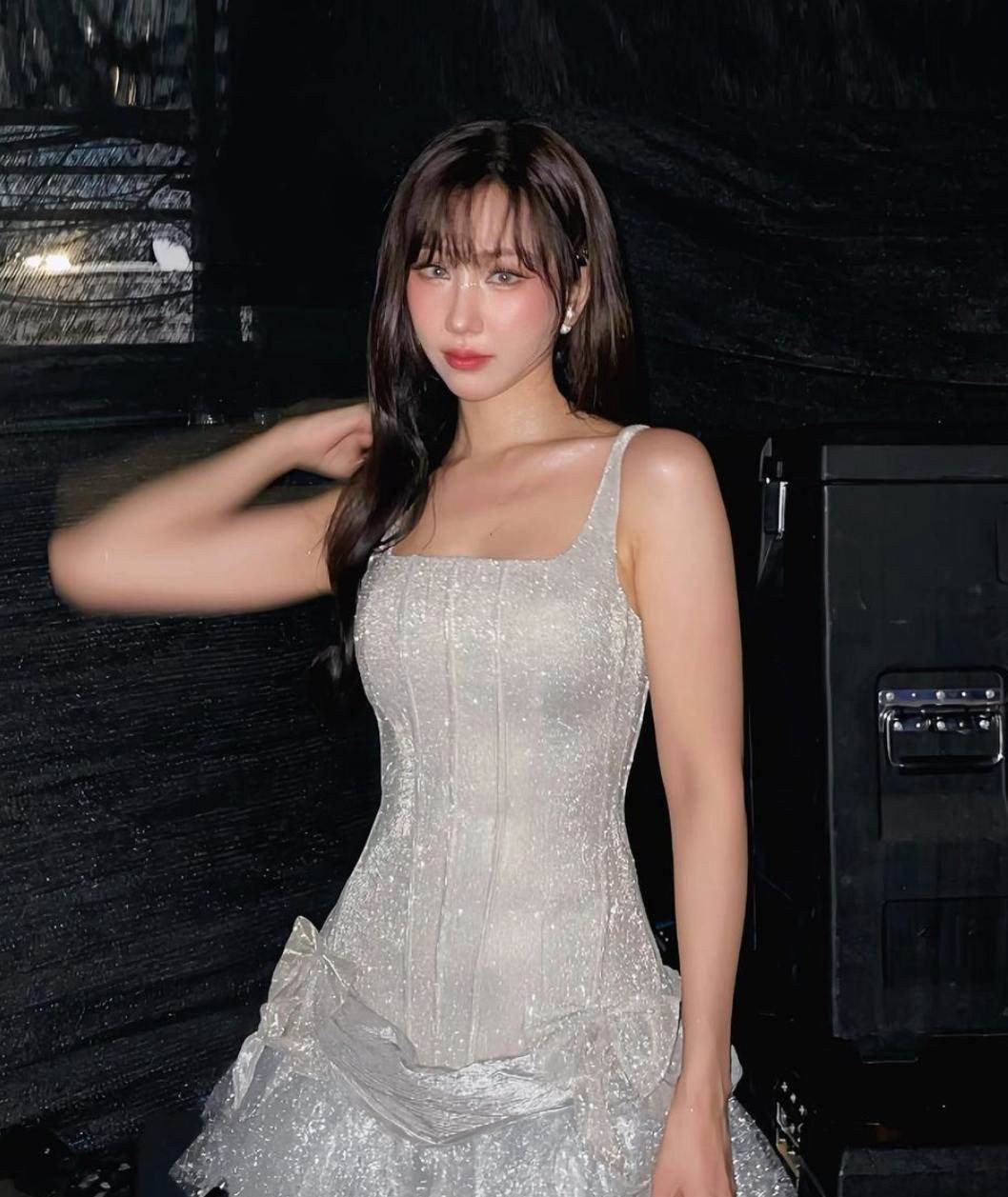 You are currently viewing Hình Ảnh Cô Gái Cầm Hoa Nét Đẹp Tự Nhiên Và Phong Cách Năng Động Của Thế Hệ Trẻ